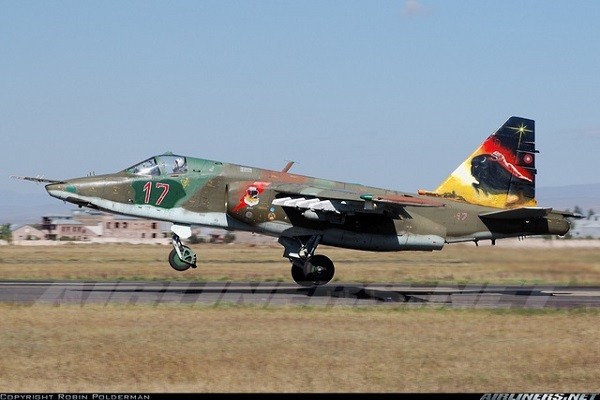 Azerbaijan tuyen bo ban roi 2 may bay Su-25 Armenia chi trong... 2 phut