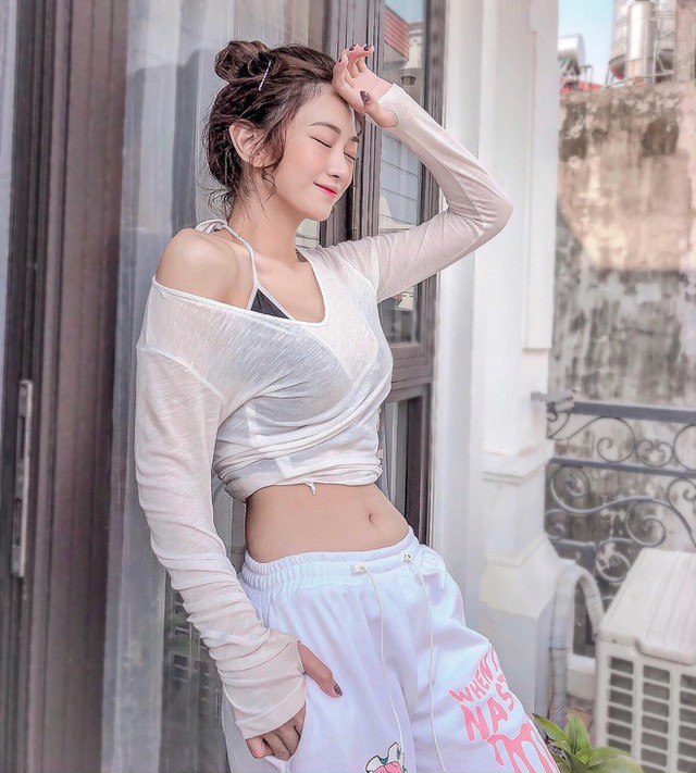 Khoe body dot mat, hot girl Le Bong khien fan dung ngoi khong yen-Hinh-12