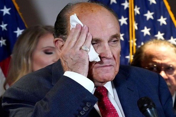 Ong Giuliani, luat su rieng cua ong Trump nhiem COVID-19