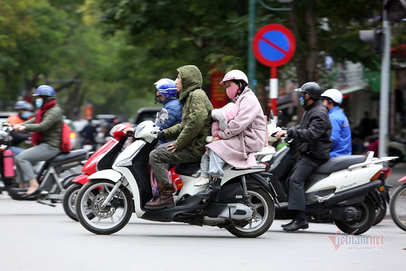 Ngay ret te tai, nguoi Ha Noi trum ao mua xuong pho-Hinh-3