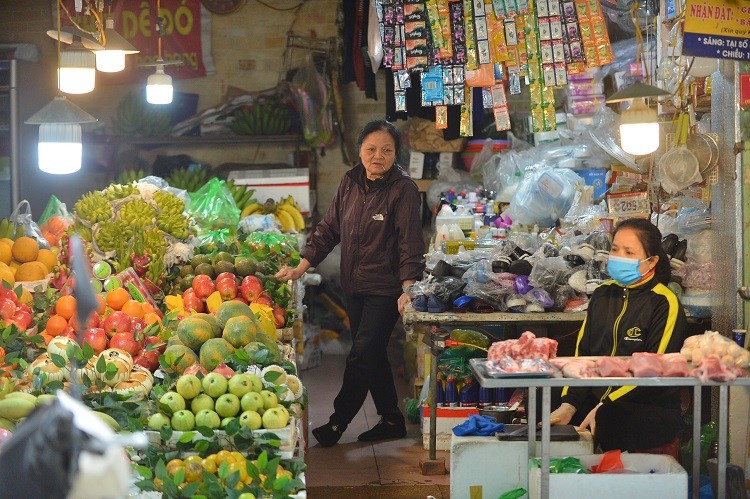 Xem nguoi pho co tieu tien nhu the nao o dac khu mua sam Tet 'cho nha giau'-Hinh-2