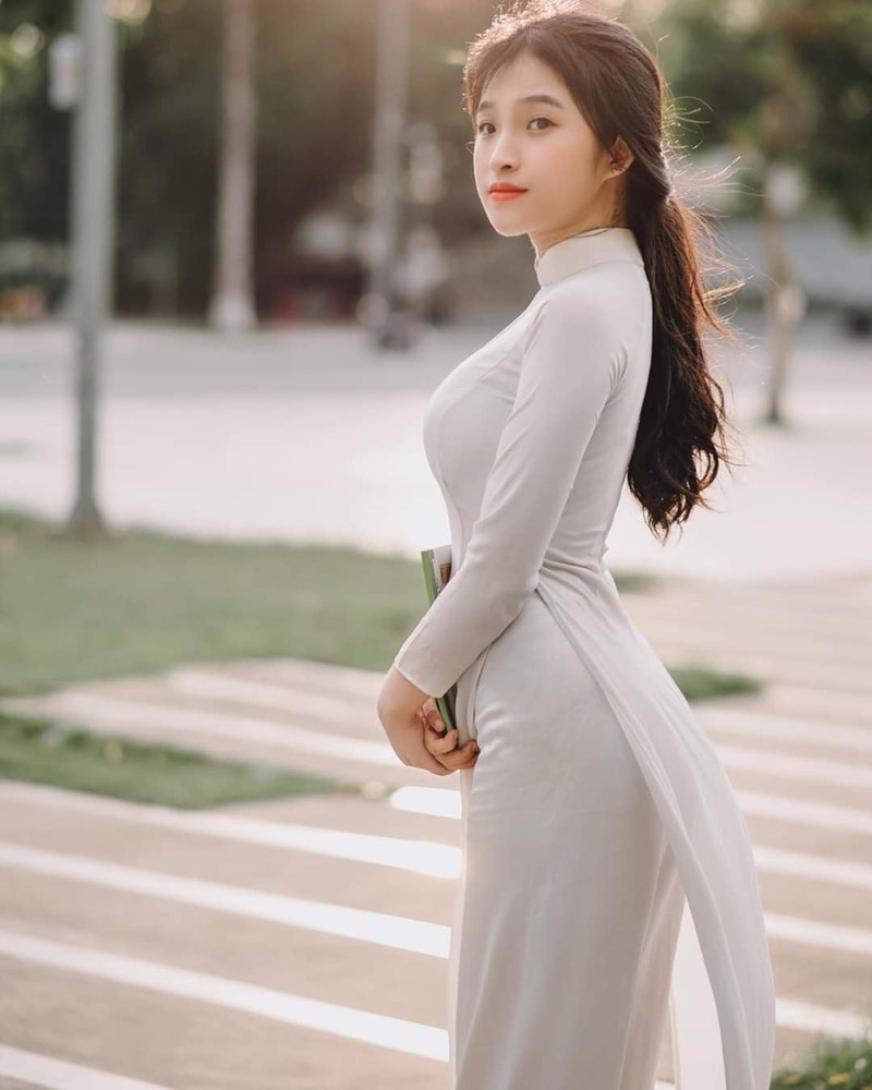 Dien ao dai dep xao xuyen, nu sinh 2K2 khien duoc khen het loi-Hinh-9