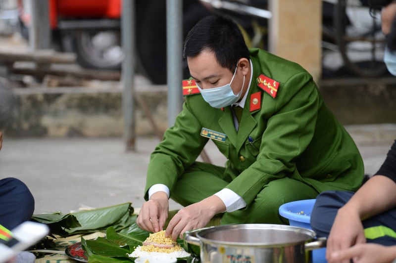 Chien si “chong giac lua” tro tai goi banh chung sieu dep-Hinh-2