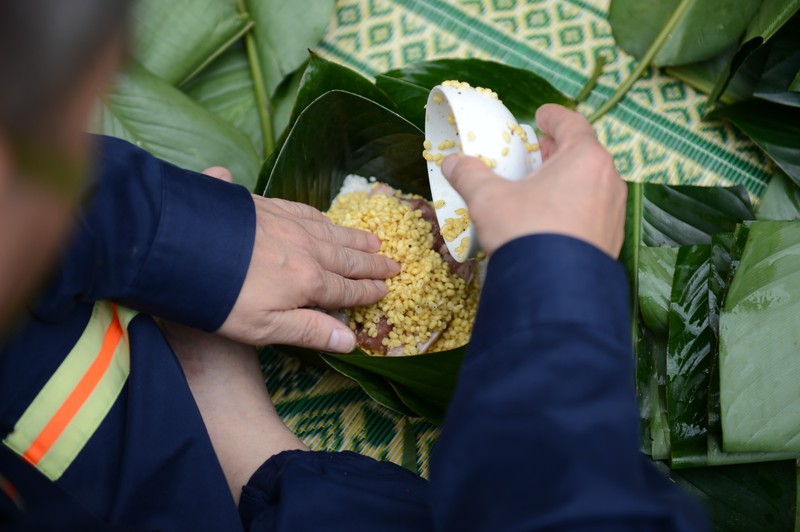 Chien si “chong giac lua” tro tai goi banh chung sieu dep-Hinh-4