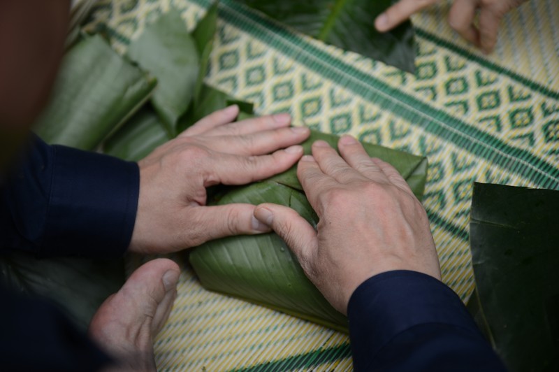 Chien si “chong giac lua” tro tai goi banh chung sieu dep-Hinh-6