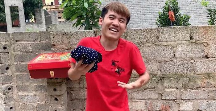 Con trai ba Tan Vlog mo tiec ho boi lap tuc nhan loi che-Hinh-10