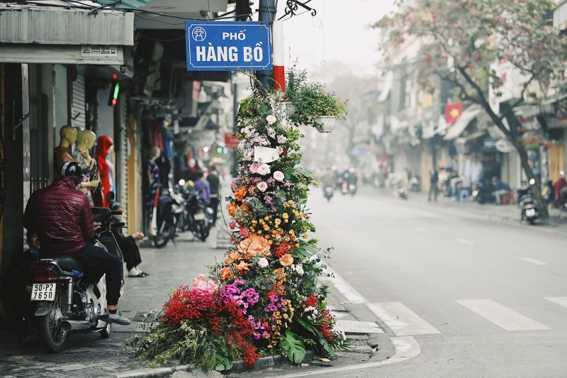 Hang loat cot den Ha Noi no hoa chao mung Quoc te Phu nu-Hinh-2