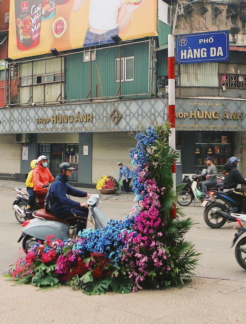 Hang loat cot den Ha Noi no hoa chao mung Quoc te Phu nu