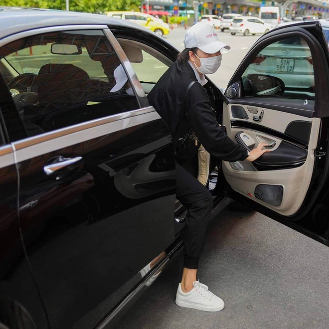 Tro ly Ngoc Trinh tiet lo chiec xe dang di, netizen 