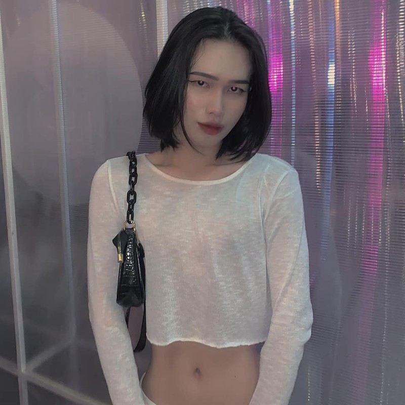 Ladyboy khoe vong 3 phan cam, netizen phan ung quyet liet-Hinh-10