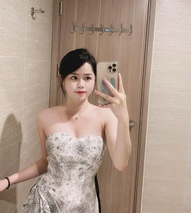 Chi 15 giay khoe body, ban gai cu Quang Hai khien dan mang xuyt xoa