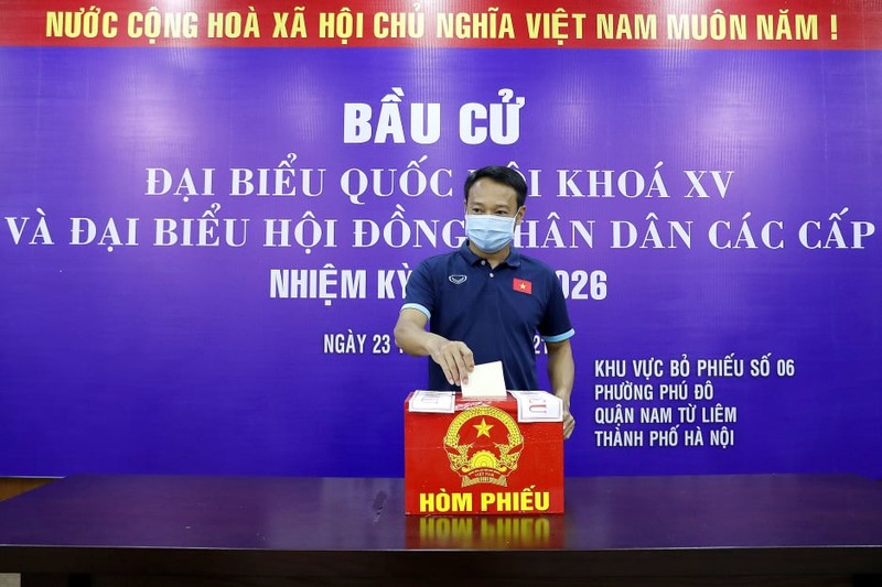 Tuyen thu DT Viet Nam di bau cu chuan an toan phong chong dich-Hinh-14
