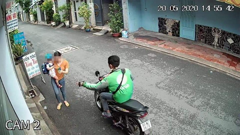 Mac ao xe om cong nghe, 2 thanh nien giat dien thoai gay soc-Hinh-11