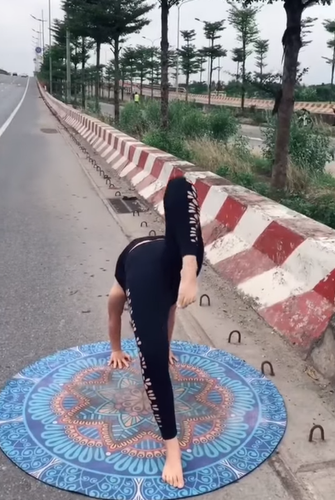 Trai tham tap yoga tren duong cao toc, co gai khien netizen hoang hon-Hinh-4