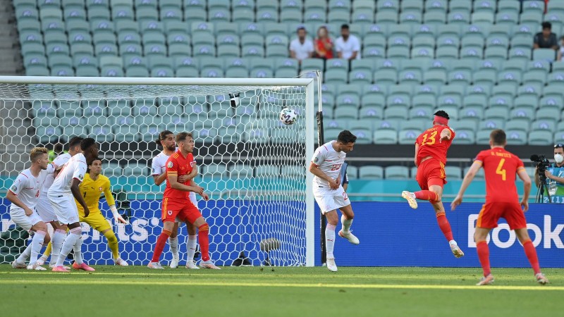 VCK EURO 2020: Choi hay, Thuy Si hoa dang tiec voi Xu Wales-Hinh-10