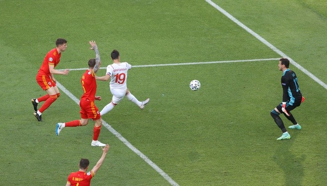 VCK EURO 2020: Choi hay, Thuy Si hoa dang tiec voi Xu Wales-Hinh-11