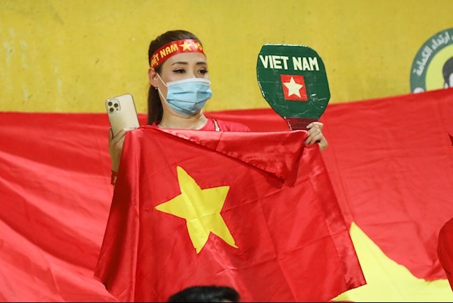 Dan nu CDV doi tuyen Viet Nam tren khan dai san Zabeel nhin ma me-Hinh-10