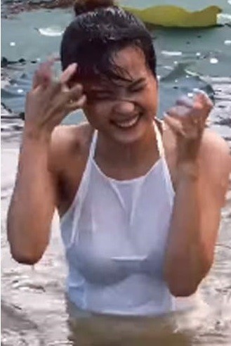 Lo danh tinh gai xinh nhan ket “dang ngat“ mai chup anh sen-Hinh-6