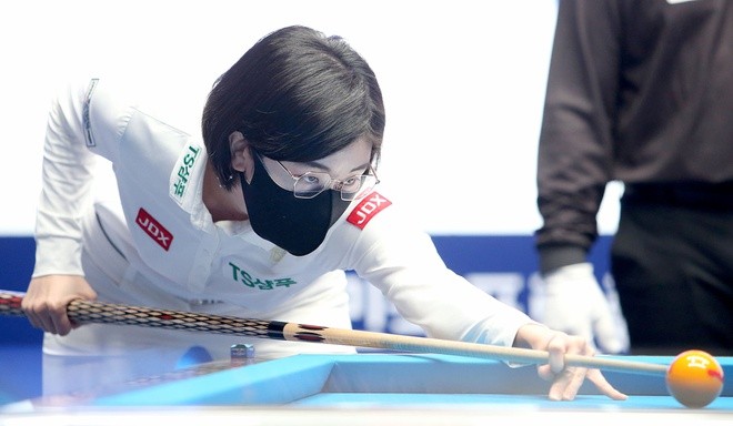 Lo nhan sac nu co thu billiard Han Quoc thuong xuyen deo khau trang