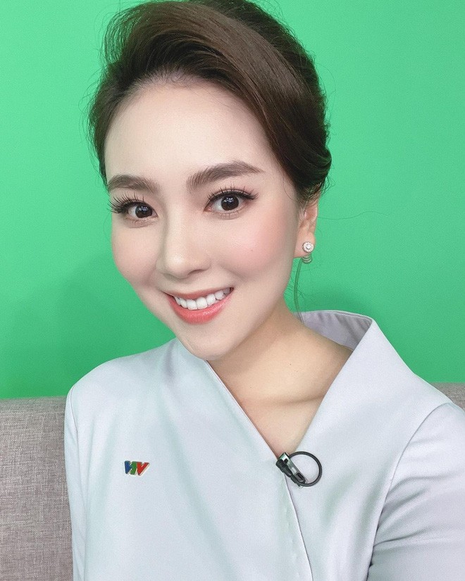 Khoe anh tap tanh o nha , “MC dep nhat VTV” lam netizen chu y