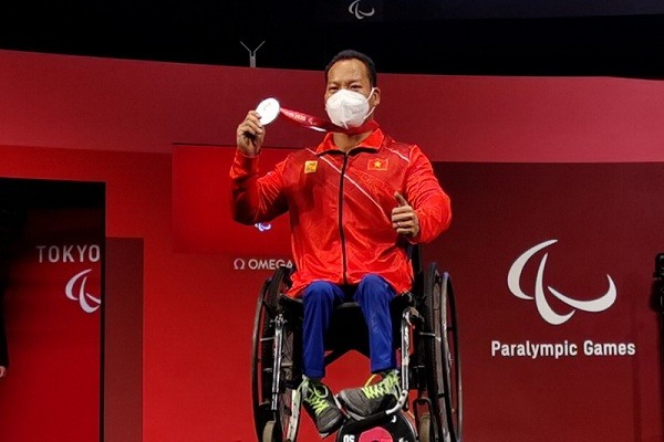 Luc si Le Van Cong mat HCV tai Paralympic Tokyo 2020 vi can nang