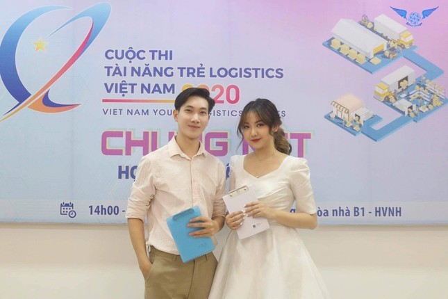 Thanh Nhan - Nu sinh truong Luat “chay” het minh voi nghe cam mic-Hinh-7