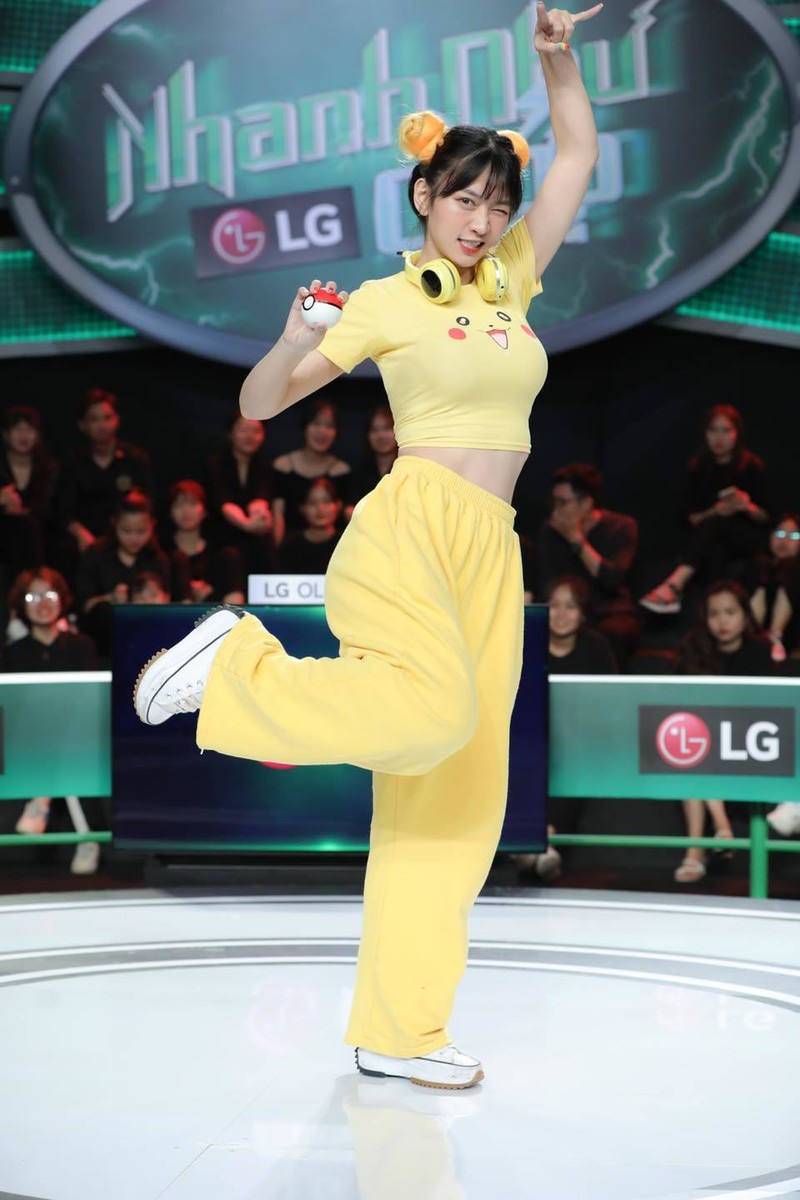 Mac ao dai bo sat nhun nhay, Le Bong lai nhan du chi trich-Hinh-11