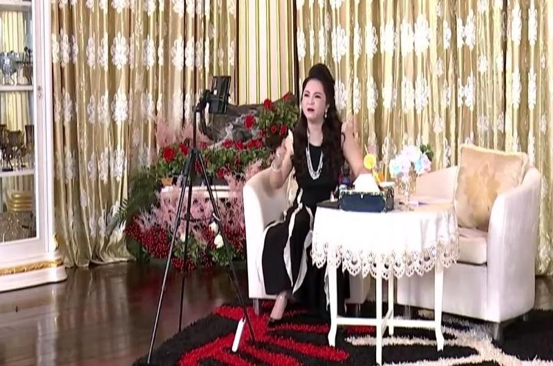 Bị chê background livestream xấu bà Phương Hằng liền chuyển mình