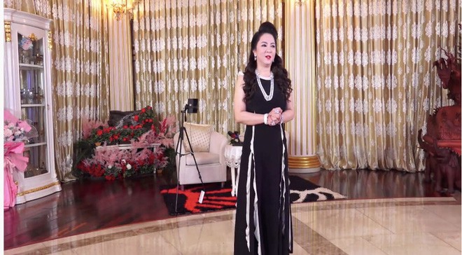 Bi che background livestream xau, ba Phuong Hang lien 