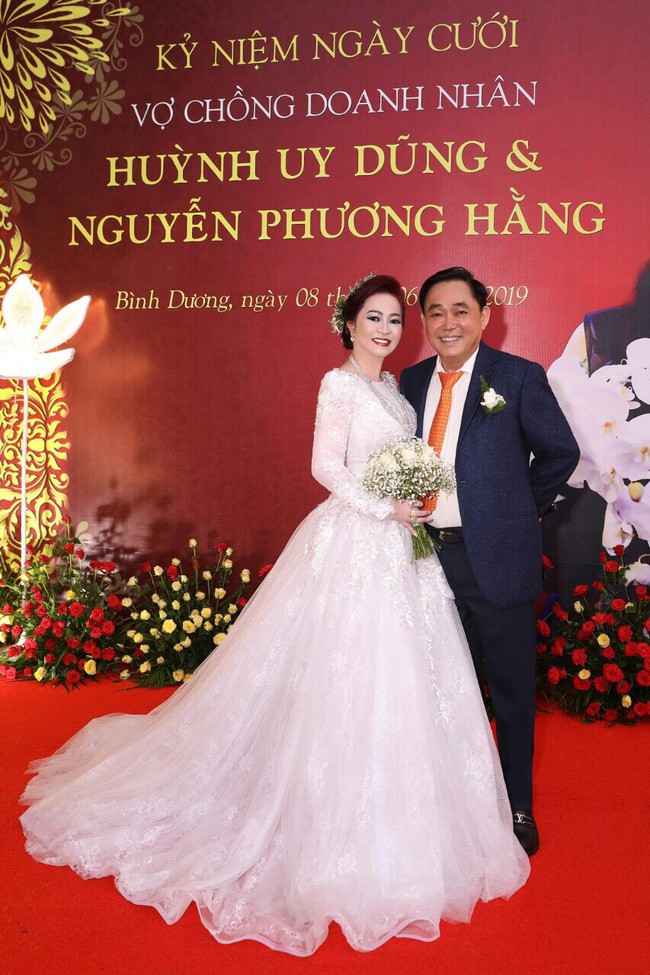 Netizen to mo cach doi xu voi con rieng cua chong ba Phuong Hang-Hinh-6