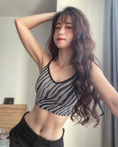 Khoe dang ben be boi, hot girl lang go lam netizen 