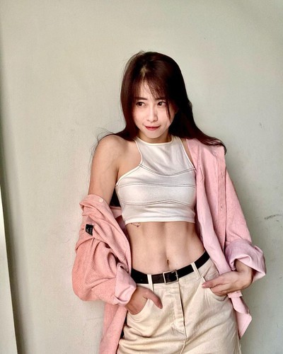 Khoe dang ben be boi, hot girl lang go lam netizen 