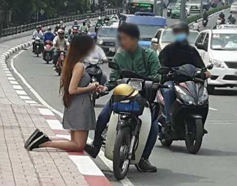 Co gai quy goi cau xin ban trai giua duong lam netizen tro mat-Hinh-10