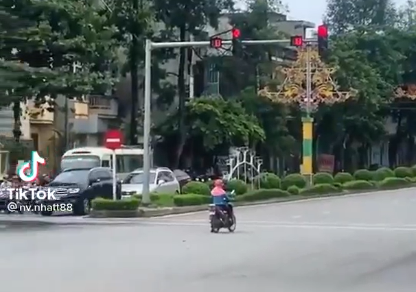 Dung den do chang giong ai, nguoi phu nu khien ca pho ngoai nhin