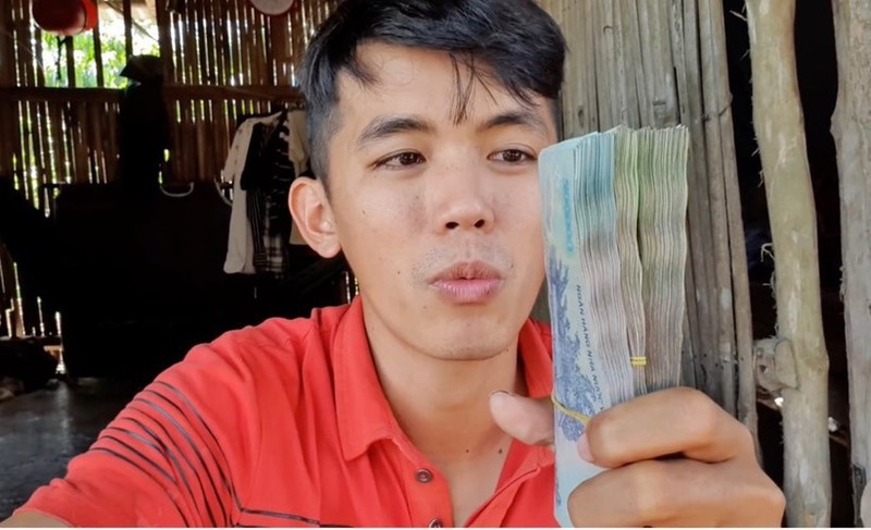 YouTuber ngheo nhat Viet Nam hanh phuc khoe con gai dau long-Hinh-10