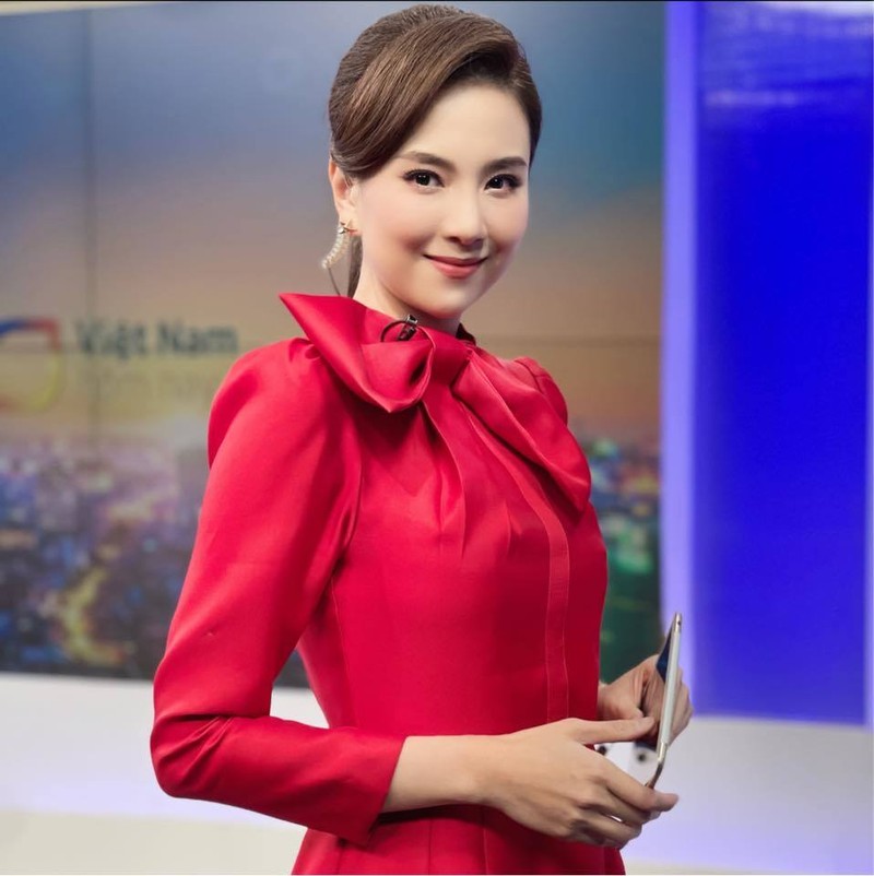 MC xinh nhat VTV khoe vong eo nho nhan ngay dau nam