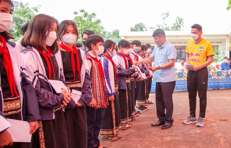 CLB Hoang Anh Gia Lai trao hoc bong cho hoc sinh kho khan-Hinh-2