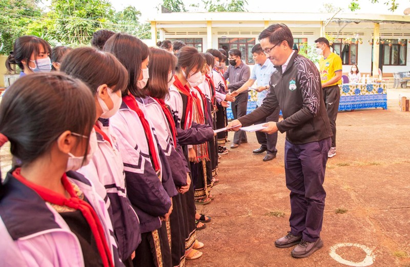 CLB Hoang Anh Gia Lai trao hoc bong cho hoc sinh kho khan-Hinh-3