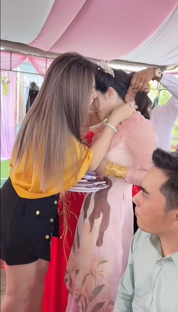 Nu dai gia TikTok gay choang khi tang chau ngap vang ngay cuoi-Hinh-2