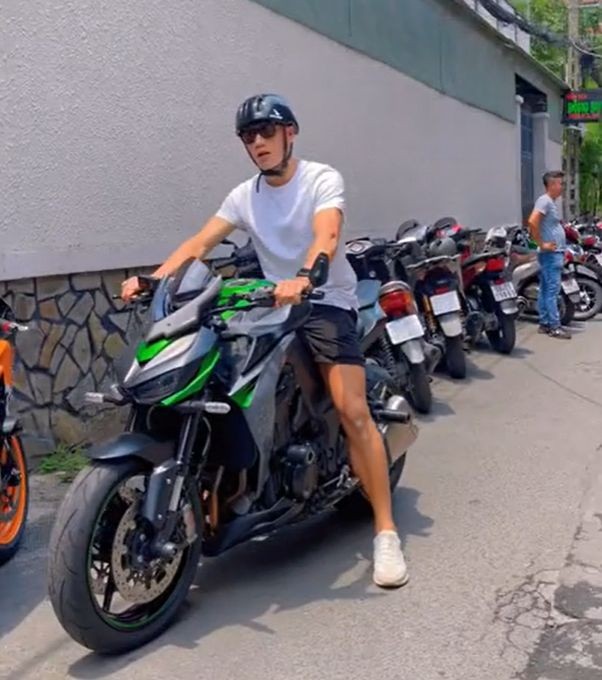 Chan xe hop, Bui Tien Dung doi gu choi moto phan khoi lon