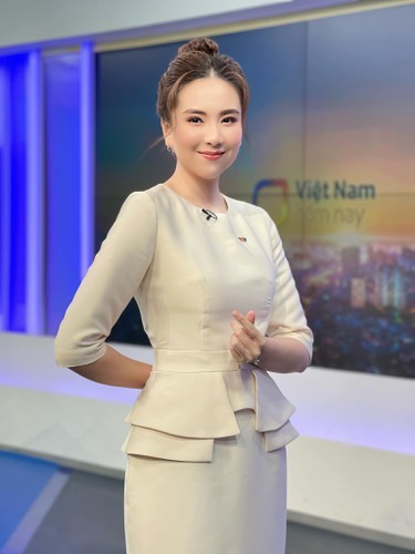 Khoe anh cung 2 me, “MC dep nhat VTV” lieu co lep ve-Hinh-8