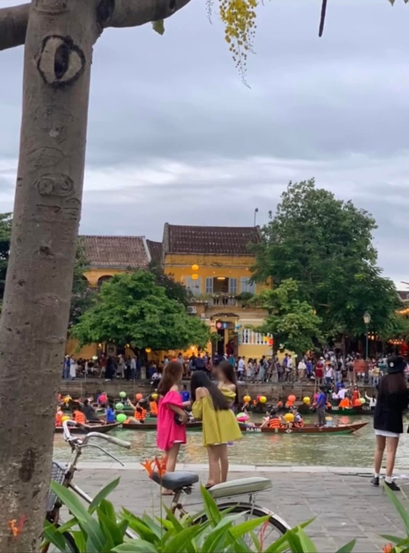 Dien dam tre vai di Hoi An, co gai ngan ngo vi 