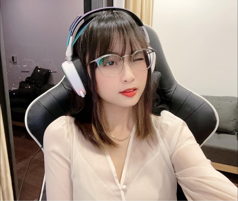 Esports Viet Nam ra quan, nu MC Lien minh huyen thoai 