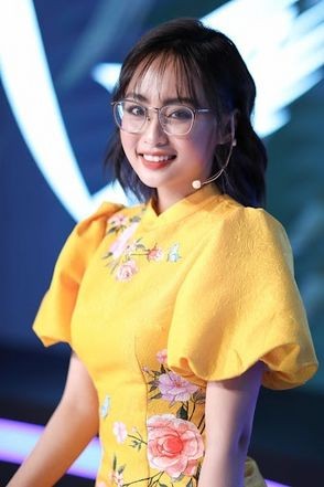 Esports Viet Nam ra quan, nu MC Lien minh huyen thoai 