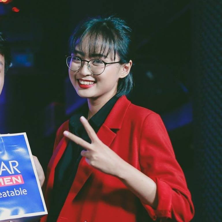 Esports Viet Nam ra quan, nu MC Lien minh huyen thoai 