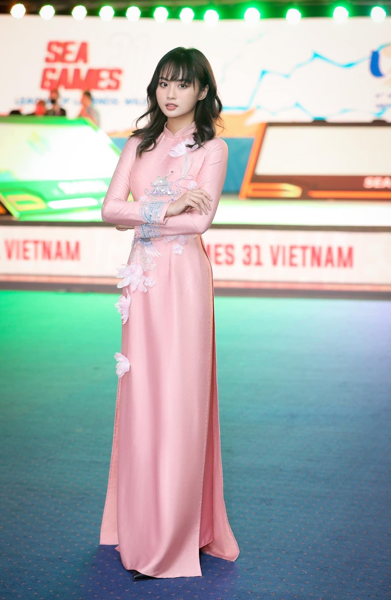 Dien ao dai sieu dep, MC Esports len trang chu SEA Games 31-Hinh-11