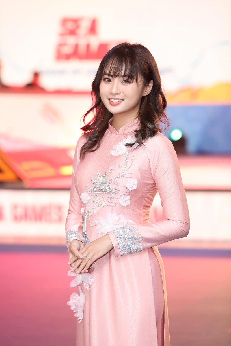 Dien ao dai sieu dep, MC Esports len trang chu SEA Games 31-Hinh-9