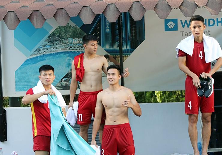 Dan trai dep U23 Viet Nam coi ao khoe body 