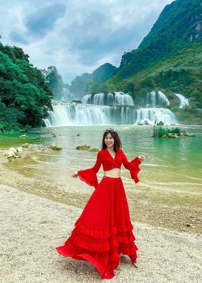 Gai xinh nguoi Tay lam kenh TikTok ve du lich Cao Bang trieu view-Hinh-8