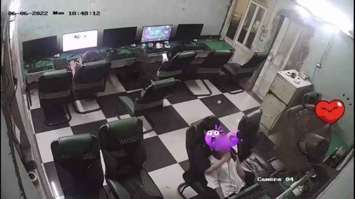 Dien canh nong trong quan Internet, doi tre khien netizen do mat-Hinh-2